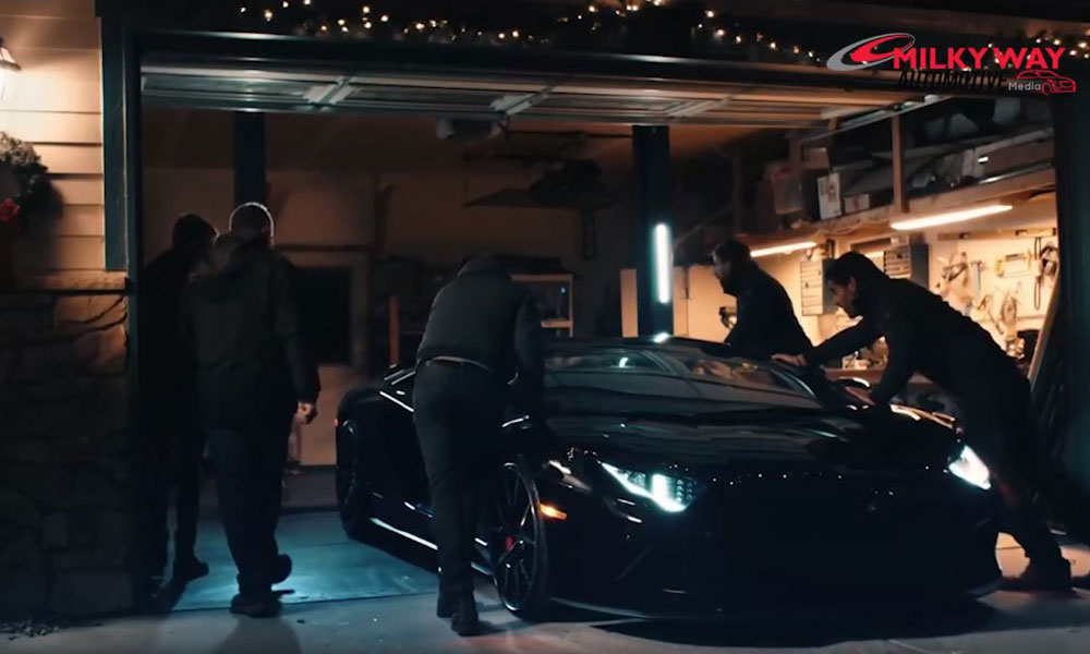 သားဖြစ်သူအတွက် လက်လုပ် Lamborghini ပြိုင်ကားတစ်စီးကို 3D printer နဲ့ တစ်နှစ်ခွဲကျော်ကြာ ဖန်တီးနေတဲ့မိသားစုကို တစ်ကယ့်ပြိုင်ကားအစစ်နဲ့စပရိုက်လုပ်ခဲ့တဲ့ Lamborghini ကုမ္ပဏီ